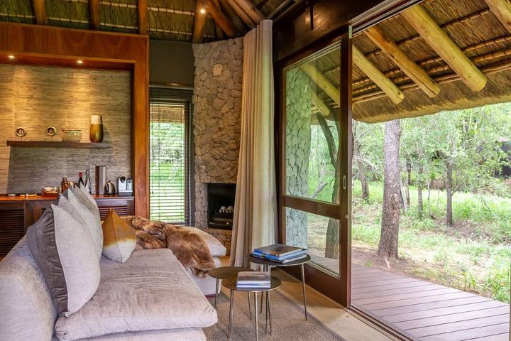 Leadwood suite lounge, Dulini