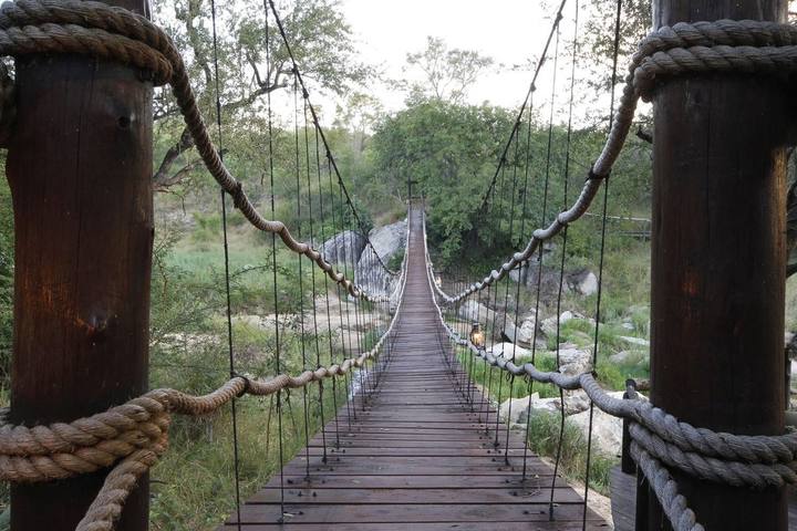Moya bridge, Dulini