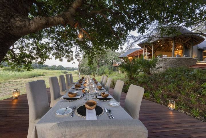 River dining deck, Dulini