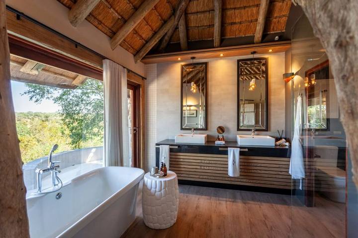 Bathroom, Leopard Hills
