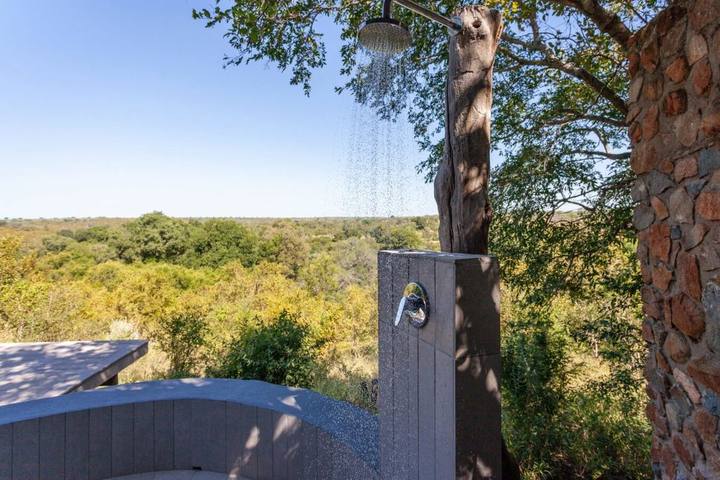 Outdoor shower, Leopard Hills