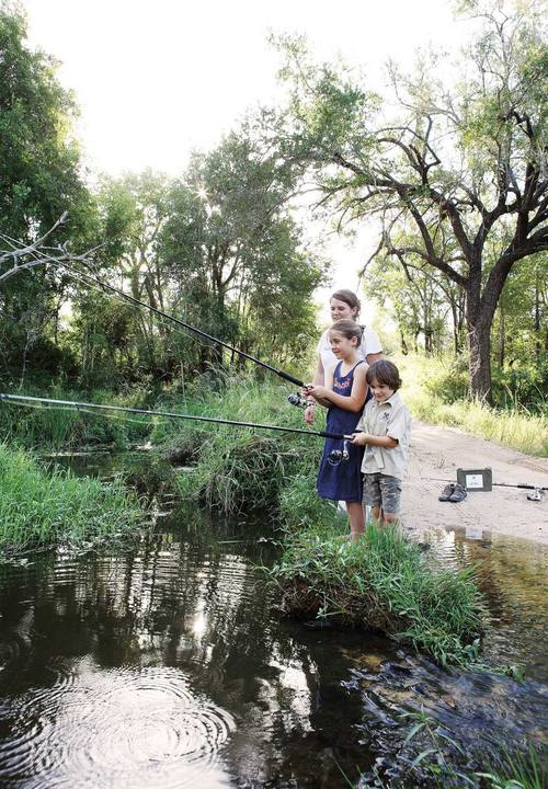 Family fishing, Londolozi