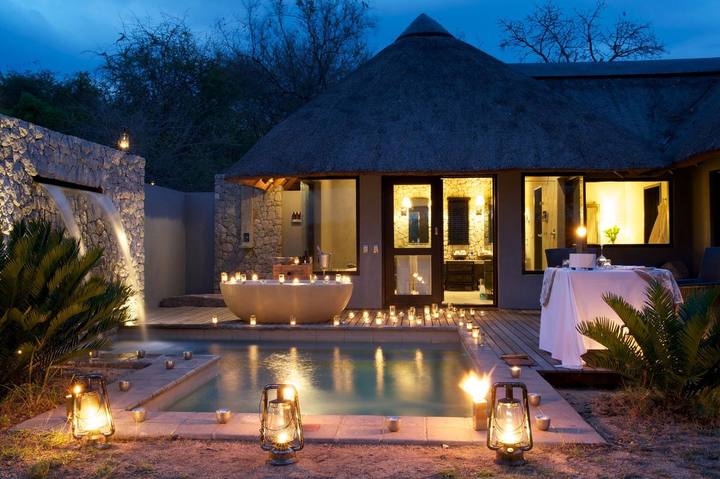 Granite Suites suite at night, Londolozi