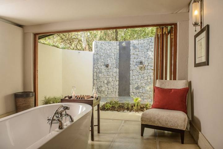 Bath outdoor shower, Savanna Private Game Reserve