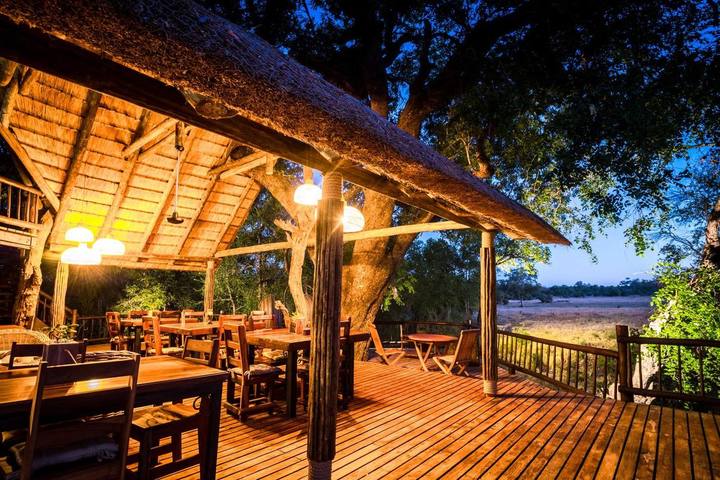 River deck at dusk, Umkumbe