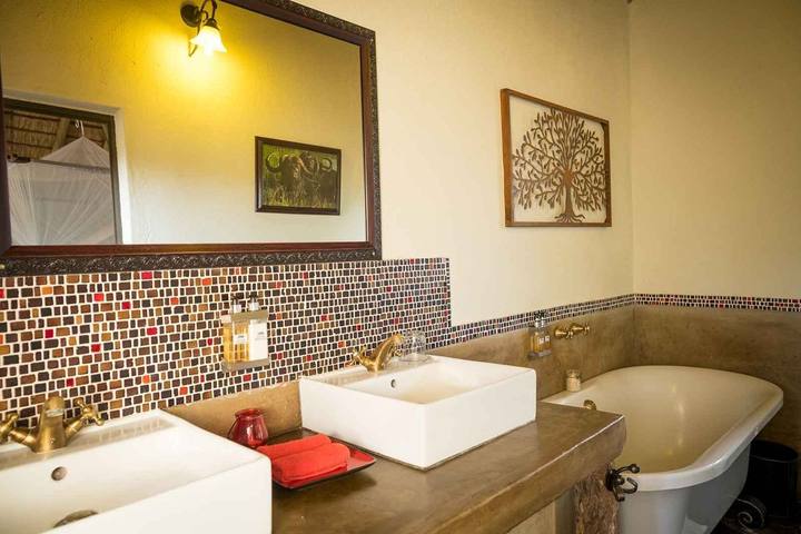 Riverside bathroom, Umkumbe